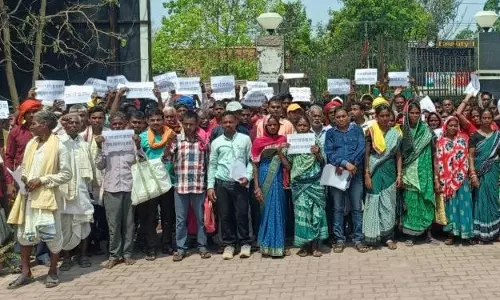 भूमि अधिकारों को लेकर आदिवासियों का नुआपाड़ा कलेक्ट्रेट के बाहर प्रदर्शन