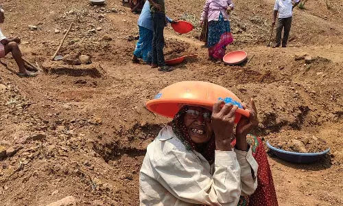 बढ़ता तापमान: नरेगा मजदूरों के लिए सुविधाओं की कमी बढ़ता तापमान: नरेगा मजदूरों के लिए सुविधाओं की कमी