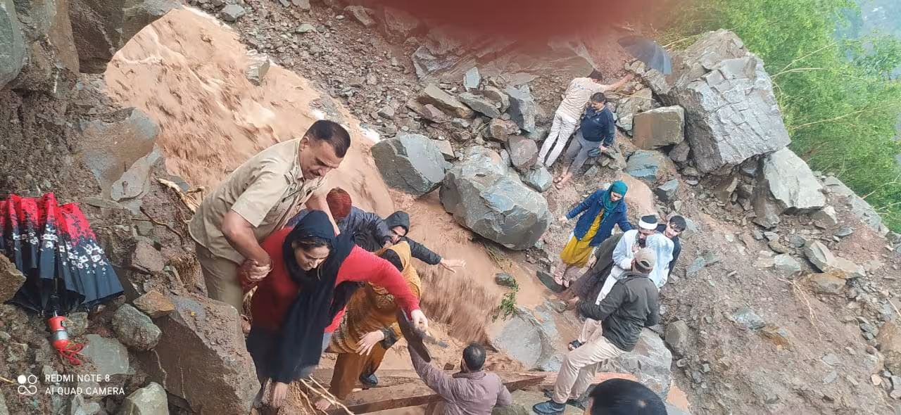 Ramban में बारिश और भूस्खलन से मची तबाही, 3 की मौत, 100 से ज्यादा बचाए गए
