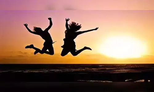 खुशी के साथ, जीवन तुरंत पूर्ण और अद्भुत