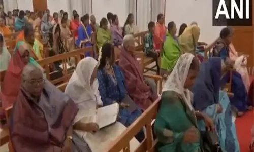 Chennai में भक्त सीएसआई इमैनुअल चर्च में ईस्टर विजिल मास में शामिल हुए Chennai में भक्त सीएसआई इमैनुअल चर्च में ईस्टर विजिल मास में शामिल हुए