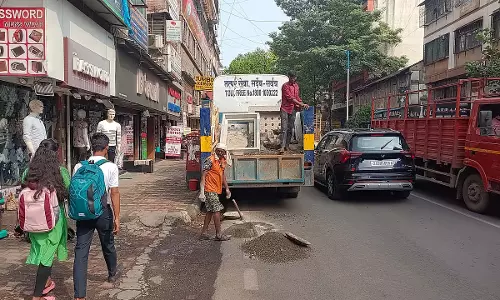 Pune : मानसून से पहले सड़कों की मरम्मत के लिए 15 करोड़ रुपये आवंटित किए Pune : मानसून से पहले सड़कों की मरम्मत के लिए 15 करोड़ रुपये आवंटित किए