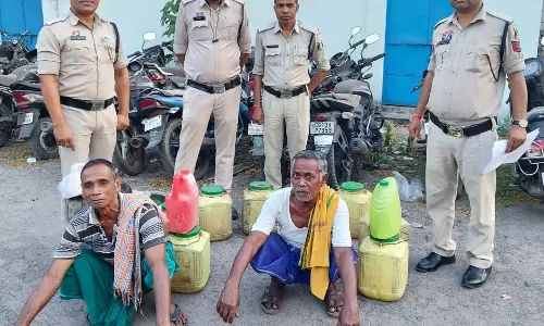 पकड़ी गई 90 लीटर अवैध शराब, दो आरोपी गिरफ्तार