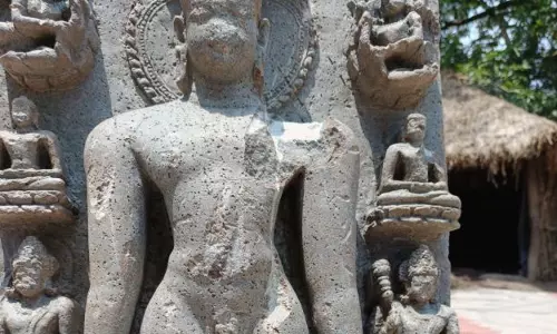 फकीरपुर में प्राचीन जैन प्रतिमा मिली