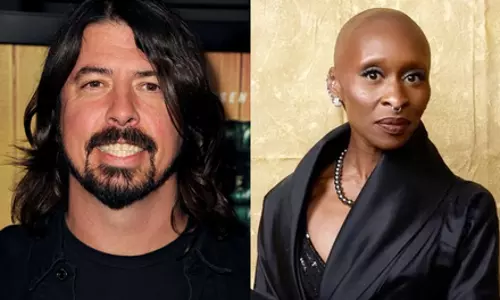 Foo Fighters के फ्रंटमैन डेव ग्रोहल, सिंथिया एरिवो ने गुस्तावो डुडामेल के साथ कोचेला के एक सरप्राइज सेट में हिस्सा लिया