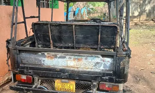Odisha : ढेंकनाल में बदमाशों ने मछली व्यापारी के ऑटो रिक्शा में आग लगा दी