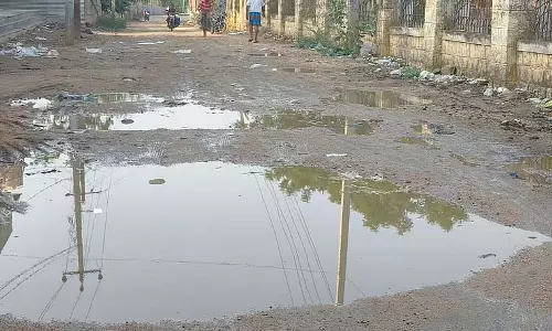 बारिश से सड़क क्षतिग्रस्त: तटवर्ती लोगों ने की शिकायत