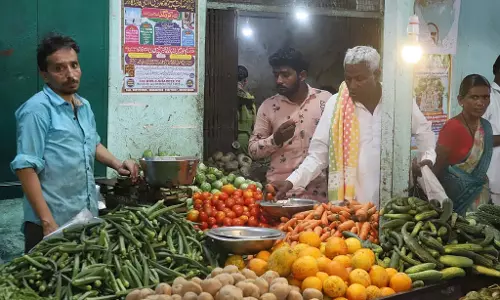 Raichur : प्याज, टमाटर ग्राहकों के पीछे खड़े Raichur : प्याज, टमाटर ग्राहकों के पीछे खड़े