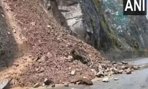 भारी बारिश के कारण Ramban में भूस्खलन हुआ, जम्मू-श्रीनगर राष्ट्रीय राजमार्ग बंद