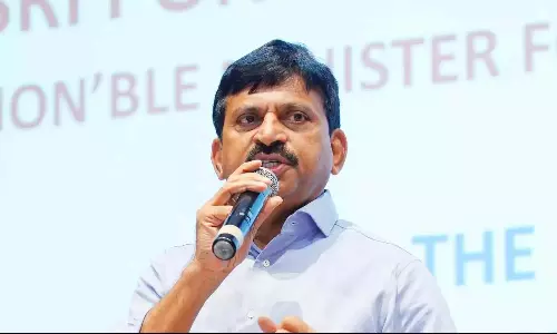 Telangana: हेलीपैड पर आग लगने से अधिकारी पोंगुलेटी की सुरक्षा को लेकर चिंतित Telangana: हेलीपैड पर आग लगने से अधिकारी पोंगुलेटी की सुरक्षा को लेकर चिंतित