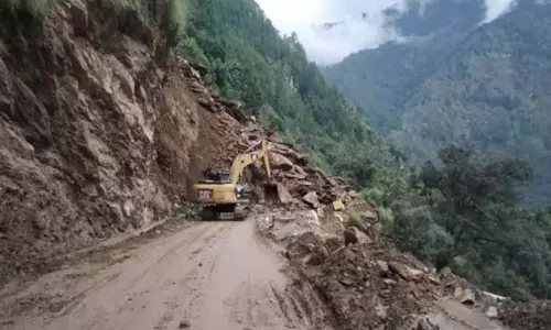 मूसलाधार बारिश और भूस्खलन से 3 लोगों की मौत