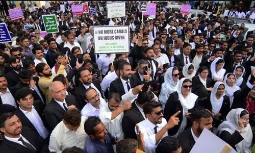 पाकिस्तान के वकीलों ने सिंधु नहर परियोजना का विरोध किया, रेल पटरियां रोकने की दी धमकी