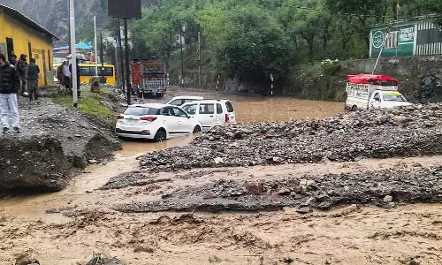 जम्मू-कश्मीर में बाढ़: 3 की मौत; 100 से अधिक बचाए गए जम्मू-कश्मीर में बाढ़: 3 की मौत; 100 से अधिक बचाए गए