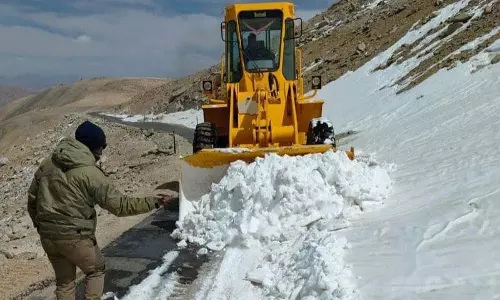 Ladakh में दुनिया का सबसे ऊंचा दर्रा तय समय से 2 महीने पहले खुला
