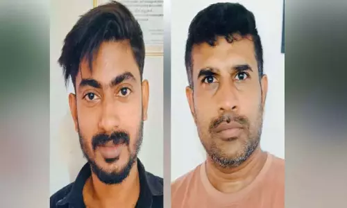 पुलिस ने मुर्गी का कचरा डालने वाले वाहन को कब्जे में लिया, दो युवकों ने दोबारा कचरा डाला