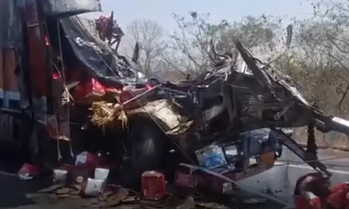 सरसों के तेल से भरा ट्रक खड़े डंपर से टकराया, मदद के बजाए लोग तेल लूटने में लगे रहे, और...