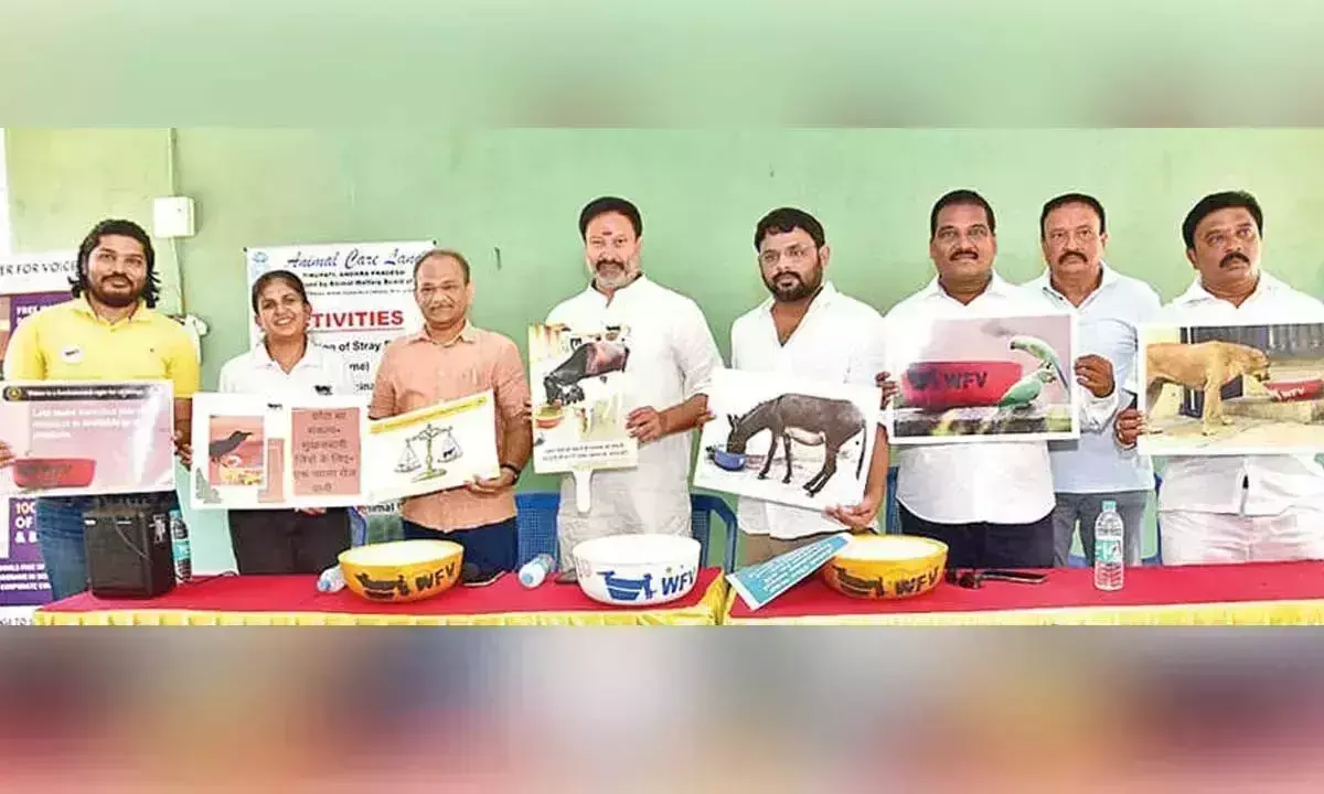 Andhra: लोगों से आवारा पशुओं और पक्षियों के लिए पानी उपलब्ध कराने का आग्रह Andhra: लोगों से आवारा पशुओं और पक्षियों के लिए पानी उपलब्ध कराने का आग्रह