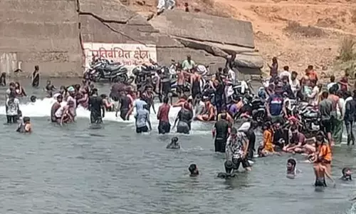 प्रतिबंध के बावजूद स्टाप डैम में नहा रहे लोग, जान जाने का खतरा