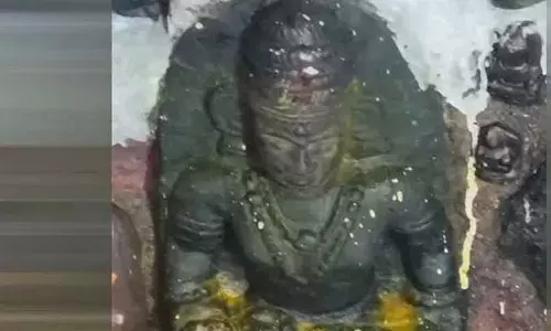 बेजजोर गांव के मंदिर में मूर्ति पालकुरिकी सोमना के बसवपुराण से बेज्जामहादेवी की है