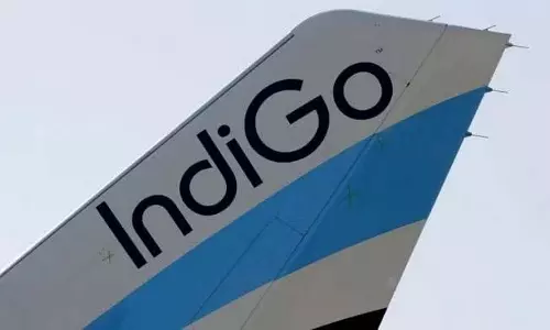 Bengaluru एयरपोर्ट पर मिनी बस खड़ी इंडिगो विमान से टकराई