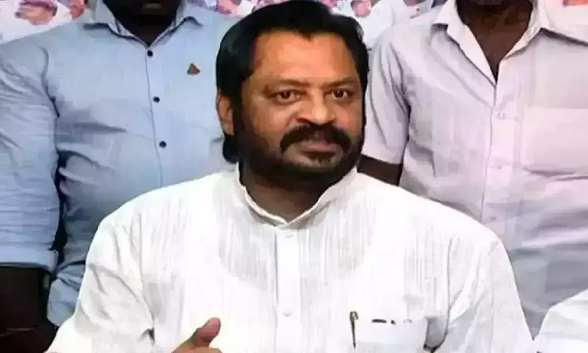 Andhra: पूर्व सांसद हर्ष कुमार हिरासत में लिए गए Andhra: पूर्व सांसद हर्ष कुमार हिरासत में लिए गए