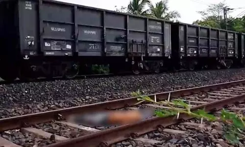 Balasore में पटरी पार करते समय ट्रेन की चपेट में आया व्यक्ति