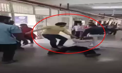 बुजुर्ग मरीज को बेरहमी से घसीटते डॉक्टर, वीडियो सामने आया