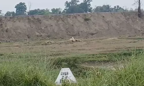 Bangladesh द्वारा सीमा के निकट तटबंधों को ऊंचा करने के बाद त्रिपुरा के गांवों में दहशत फैल गई