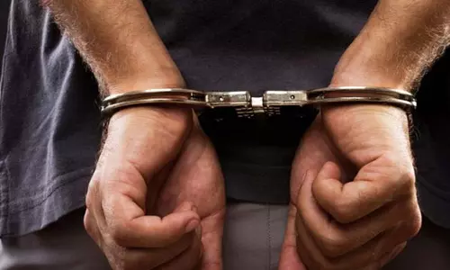 परिवहन क्षेत्र में जबरन वसूली के आरोप में प्रवर्तन अधिकारी को  गिरफ्तार किया