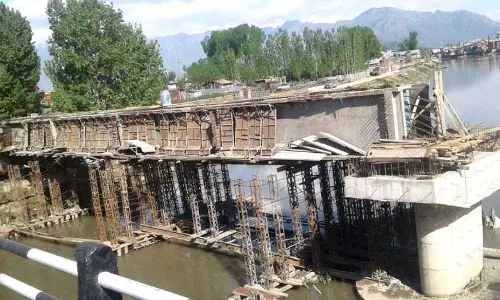 Jammu: वर्षों बाद भी कमरवारी-परिम्पोरा सड़क चौड़ीकरण परियोजना अधर में लटकी हुई Jammu: वर्षों बाद भी कमरवारी-परिम्पोरा सड़क चौड़ीकरण परियोजना अधर में लटकी हुई