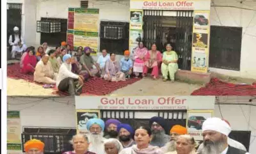 Jalandhar: पेंशनर्स ने बैंक शाखा के स्थानांतरण को लेकर किया विरोध प्रदर्शन