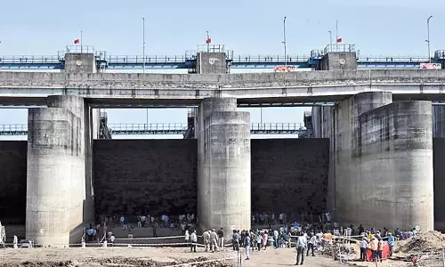आगामी मानसून के मौसम में क्षतिग्रस्त बैराजों की मरम्मत की कोई संभावना नही