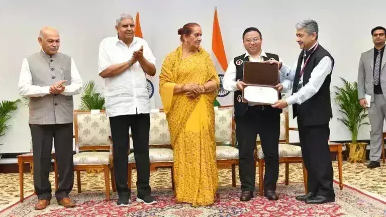 Nagaland : उपराष्ट्रपति ने संसद इंटर्नशिप पूरी करने पर डॉ. मुघावी को सम्मानित किया