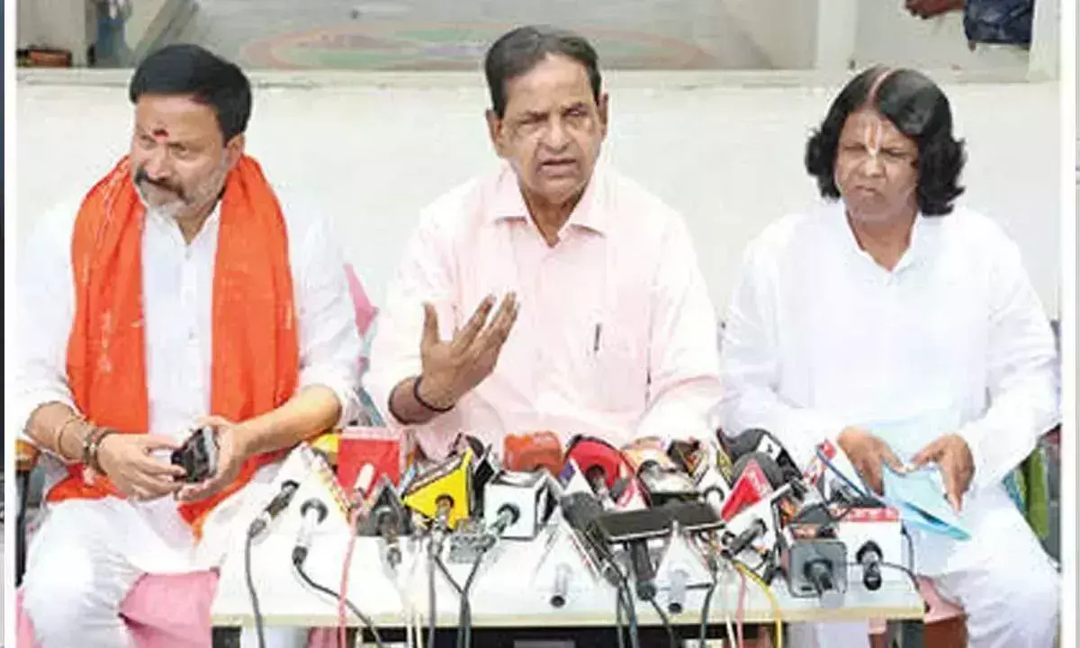 टीटीडी प्रमुख ने गायों की मौत को लेकर YSRCP पर पलटवार किया टीटीडी प्रमुख ने गायों की मौत को लेकर YSRCP पर पलटवार किया