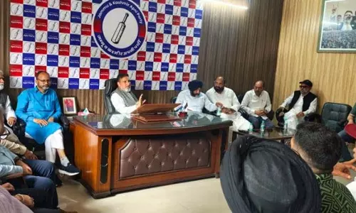 Bukhari ने समीक्षा बैठक की अध्यक्षता की, मतदाताओं को गुमराह करने के लिए राजनीतिक दलों की आलोचना की Bukhari ने समीक्षा बैठक की अध्यक्षता की, मतदाताओं को गुमराह करने के लिए राजनीतिक दलों की आलोचना की