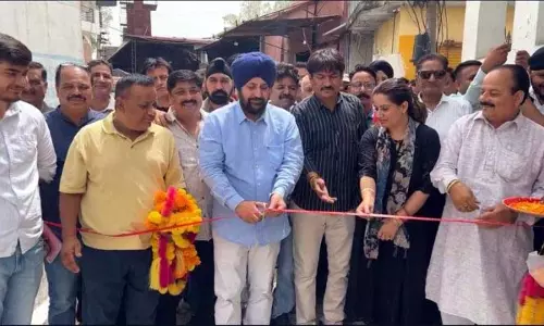 डॉ. नरिंदर ने ऐतिहासिक RS पुरा रेलवे स्टेशन का दौरा किया डॉ. नरिंदर ने ऐतिहासिक RS पुरा रेलवे स्टेशन का दौरा किया
