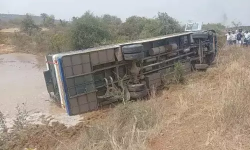 सड़क दुर्घटना: स्टीयरिंग रॉड टूटने से RTC बस पलटी सड़क दुर्घटना: स्टीयरिंग रॉड टूटने से RTC बस पलटी