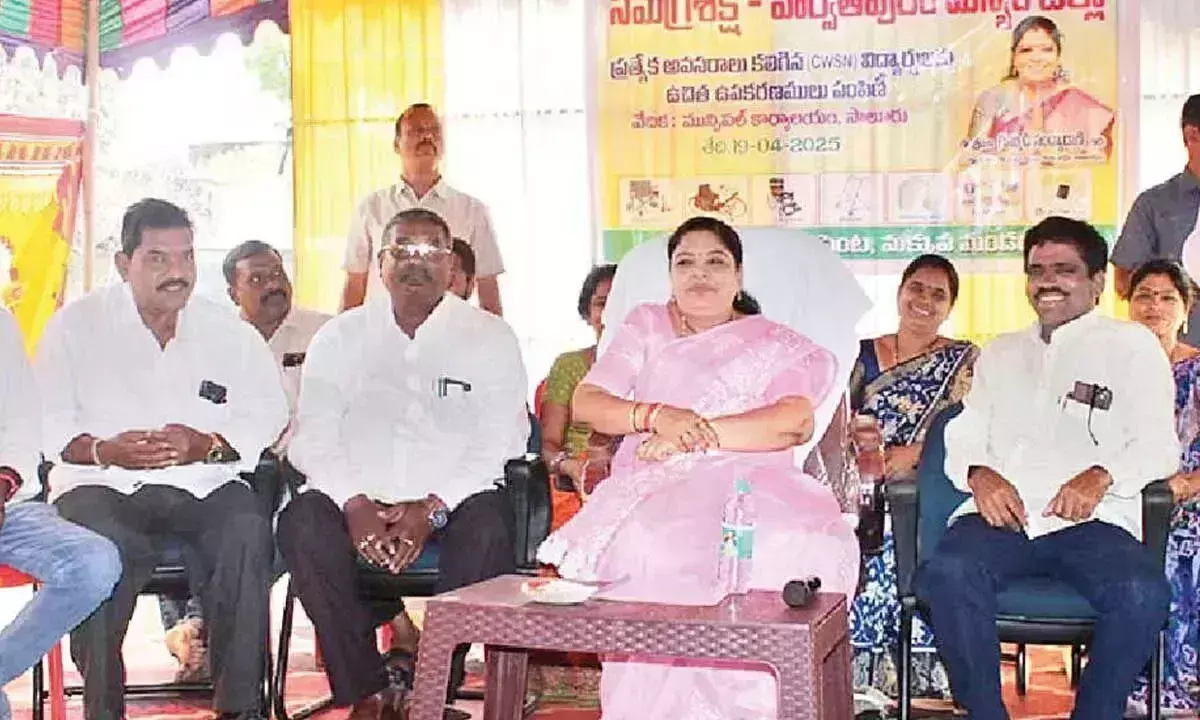 Andhra: मंत्री ने जरूरतमंद बच्चों को उपकरण वितरित किए