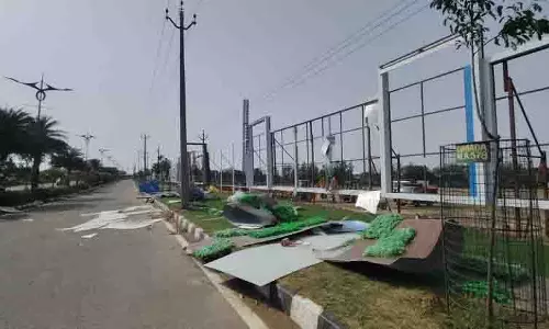 New Chandigarh में उखड़े होर्डिंग्स से यात्रियों की जान जोखिम में