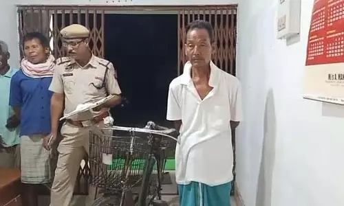 Assam : पति ने पत्नी का सिर कलम कर साइकिल पर बैठाकर पुलिस स्टेशन पहुंचाया Assam : पति ने पत्नी का सिर कलम कर साइकिल पर बैठाकर पुलिस स्टेशन पहुंचाया