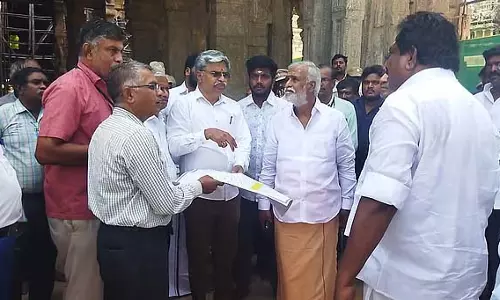 मदुरै मीनाक्षी अम्मन चिथिराई महोत्सव: मंत्री शेखरबाबू ने निरीक्षण किया मदुरै मीनाक्षी अम्मन चिथिराई महोत्सव: मंत्री शेखरबाबू ने निरीक्षण किया
