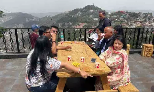 Shimla में गिरे हुए देवदार के पेड़ों को पर्यटकों के लिए आकर्षक फर्नीचर में बदला गया Shimla में गिरे हुए देवदार के पेड़ों को पर्यटकों के लिए आकर्षक फर्नीचर में बदला गया