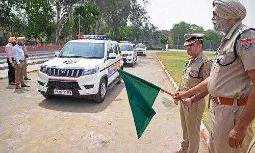 शीर्ष पुलिस अधिकारी ने पुलिस लाइन से 10 ERV को हरी झंडी दिखाकर रवाना किया शीर्ष पुलिस अधिकारी ने पुलिस लाइन से 10 ERV को हरी झंडी दिखाकर रवाना किया