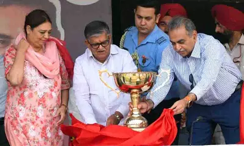 Guv ने कहा, पदार्थ की बजाय खेल को प्राथमिकता दें, गली क्रिकेट टूर्नामेंट का शुभारंभ
