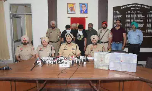 Amritsar पुलिस ने हवाला रैकेट का भंडाफोड़ किया, लुधियाना के पुलिसकर्मी समेत पांच गिरफ्तार Amritsar पुलिस ने हवाला रैकेट का भंडाफोड़ किया, लुधियाना के पुलिसकर्मी समेत पांच गिरफ्तार