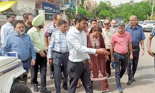 JMC आयुक्त ने नागरिक मुद्दों के समाधान के लिए त्रिकुटा नगर का दौरा किया JMC आयुक्त ने नागरिक मुद्दों के समाधान के लिए त्रिकुटा नगर का दौरा किया
