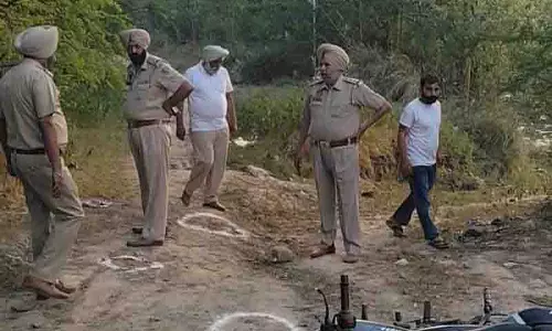 Petrol pump कर्मचारी की हत्या, मुठभेड़ में 2 संदिग्ध घायल
