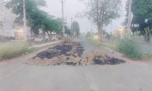 Amritsar: नवनिर्मित सड़क के ढहने से स्थानीय लोग नाराज