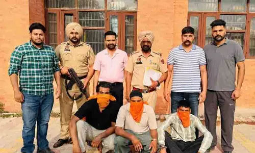 Rural Police ने ग्लॉक पिस्तौल, हेरोइन और ड्रग मनी के साथ तीन लोग गिरफ्तार Rural Police ने ग्लॉक पिस्तौल, हेरोइन और ड्रग मनी के साथ तीन लोग गिरफ्तार