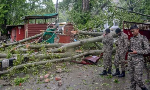 पहाड़ों पर बर्फबारी, Kashmir में भारी बारिश पहाड़ों पर बर्फबारी, Kashmir में भारी बारिश